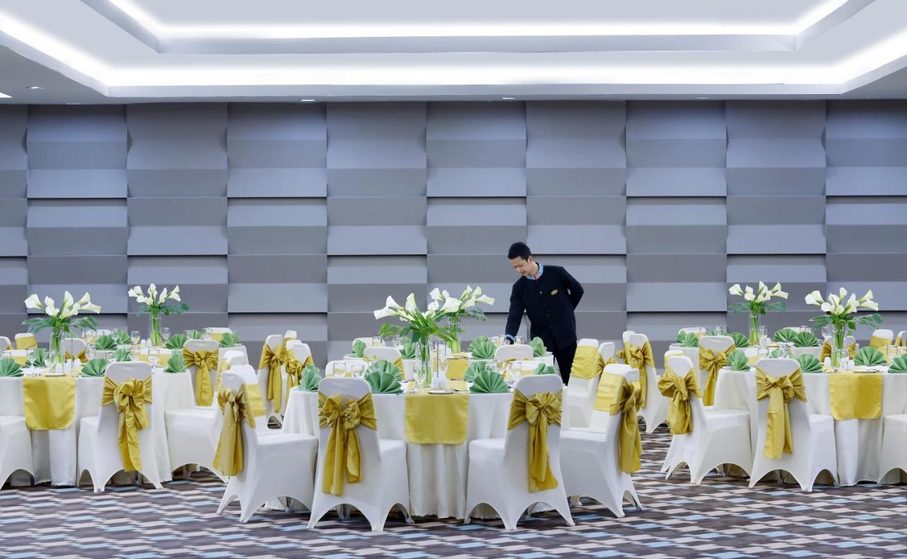 Hotel Santika Kelapa Gading Jakarta Exterior foto